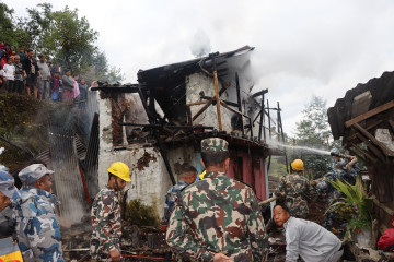 ताप्लेजुङको फुङ्लिङमा आगलागी